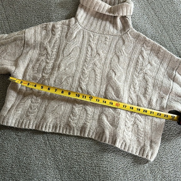 Love Tree Cropped Cable knit Turtleneck Sweater - Picture 4 of 4
